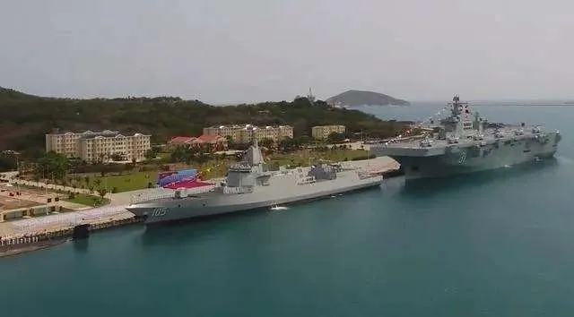 Tàu khu trục Type 055 và tàu tấn công đổ bộ Type 075 (Ảnh: Dwnews).