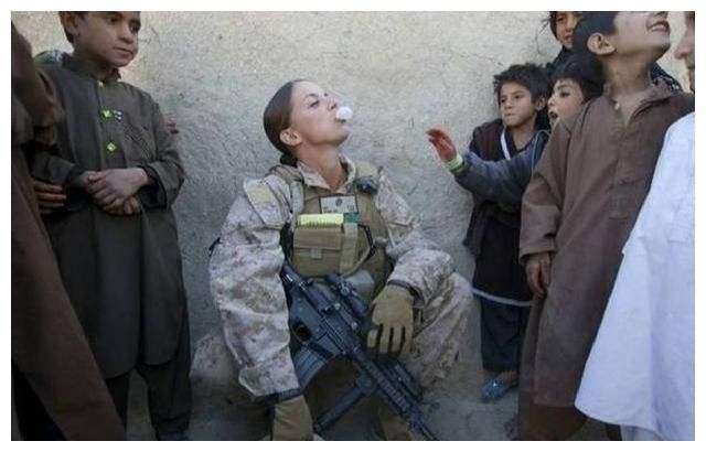 Lính nữ Anh cùng với dân chúng Afghanistan (Ảnh: QQ). Lính nữ Anh cùng với dân chúng Afghanistan (Ảnh: QQ).