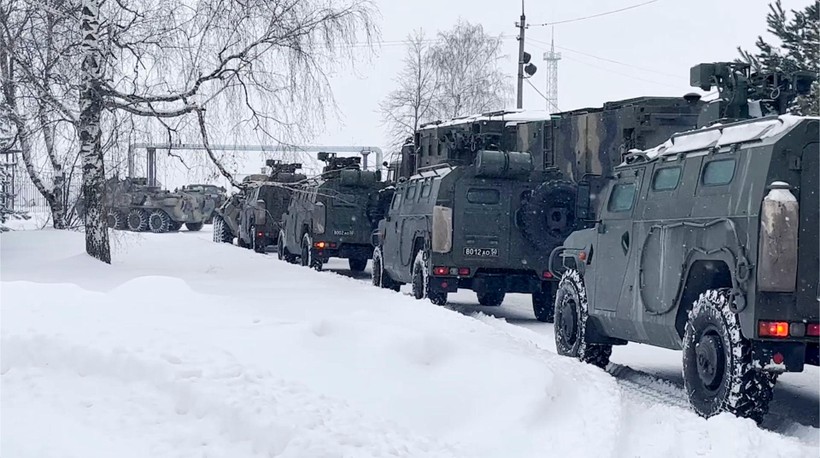 Các loại xe quân sự của Nga tập kết bên ngoài sân bay ở Moscow chờ được đưa sang Kazakhstan (Ảnh: Reuters).