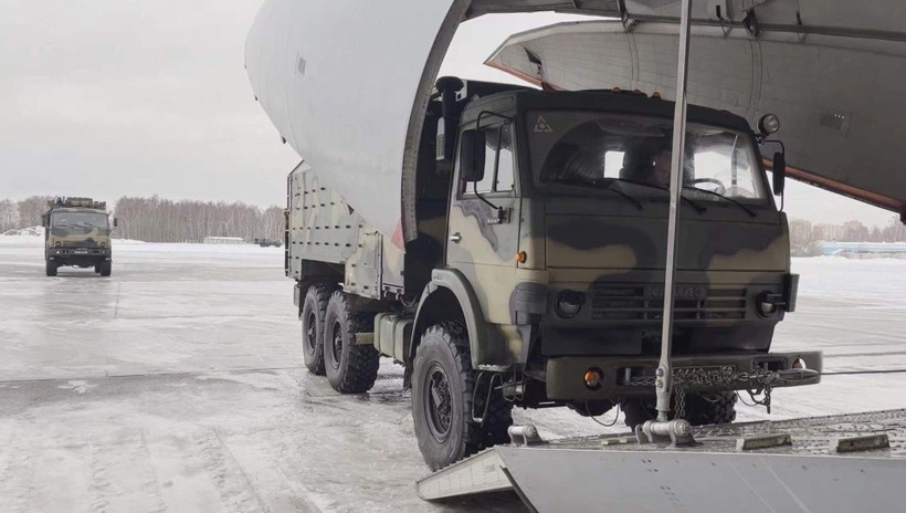 Xe quân sự Nga được đưa lên máy bay để không vận đến Kazakhstan (Ảnh: AP).