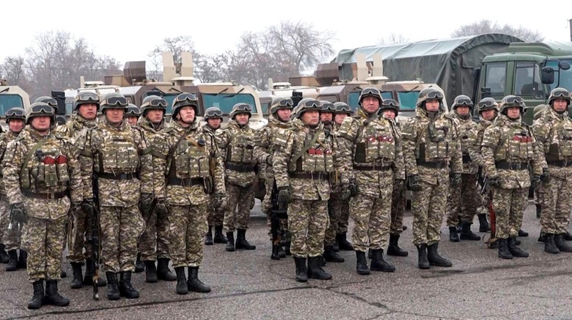 Ngày 7/1, Lực lượng gìn giữ hòa bình Kyrgyzstan chuẩn bị lên máy bay quân sự của Nga tại sân bay ngoại ô Bishkek để tới Kazakhstan (Ảnh: AP)