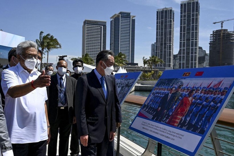 Tổng thống Gotabaya Rajapaksa và Ngoại trưởng Vương Nghị thăm Colombo (Ảnh: Getty).