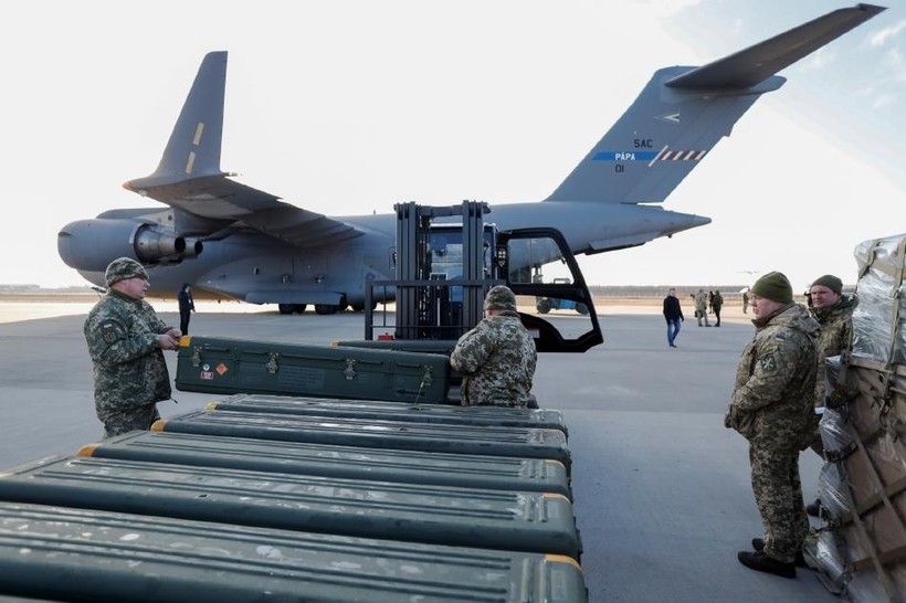 Trên thùng chứa tên lửa phòng không Stinger do Mỹ viện trợ chở từ Liathunia tới ghi năm sản xuất là 2010 khiến giới quan sát cho là vũ khí đã hết hạn sử dụng (Ảnh: Sina).