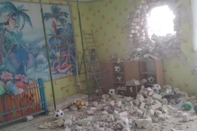 Hình ảnh được cho là bên trong trường mẫu giáo bị trúng đạn pháo (Ảnh: Sina).