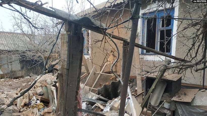 Ukraine tố cáo lực lượng ly khai thân Nga pháo kích vào ngôi làng do chính phủ kiểm soát (Ảnh: Reuters).