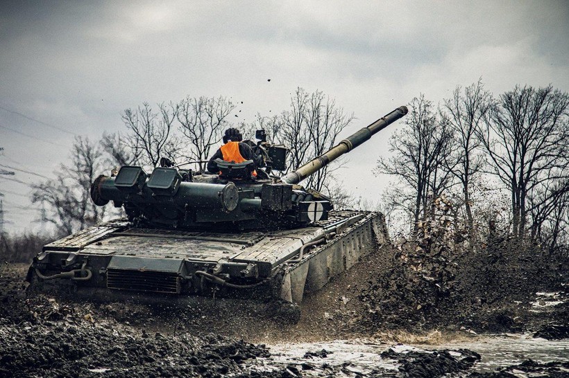 Xe tăng Quân đội Ukraine diễn tập (Ảnh: Reuters).