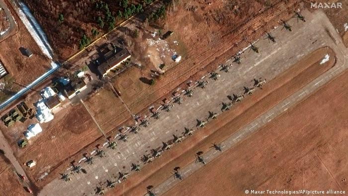 Ảnh vệ tinh do Maxar công bố cho thấy ngày 18/2, số lượng lớn máy bay cường kích Su-25, trực thăng, tên lửa phòng không S-400, trang thiết bị lục quân, UAV ... tại một sân bay quân sự của Nga cách biên giới Ukraine 50 km (Ảnh: AP).