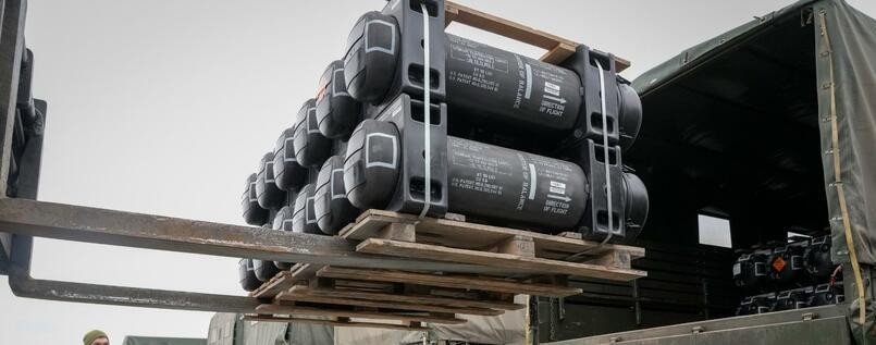 Các thùng tên lửa Javelin được Mỹ chở đến cho Ukraine (Ảnh: AP).