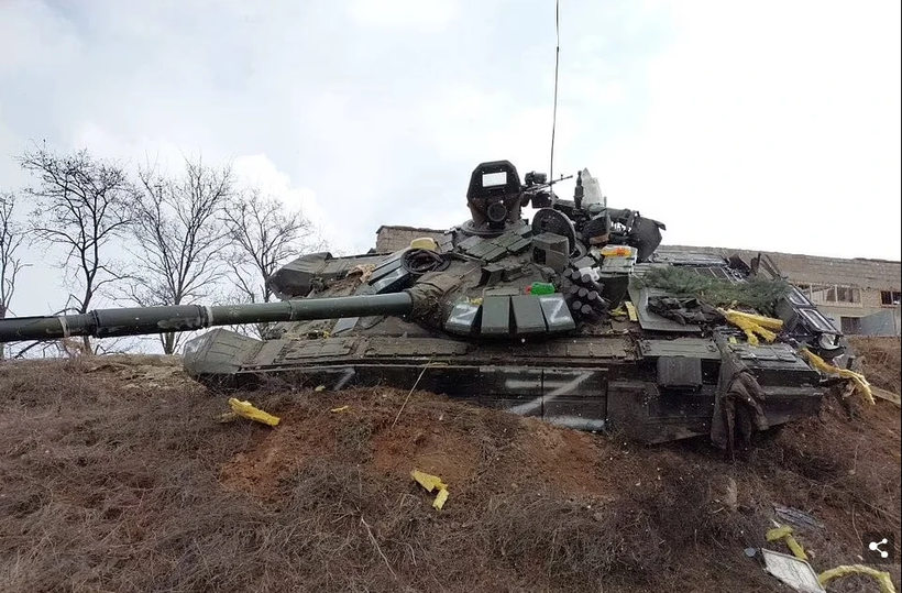 Hình ảnh xe tăng Nga trúng tên lửa do Ukraine công bố (Ảnh: QQ).