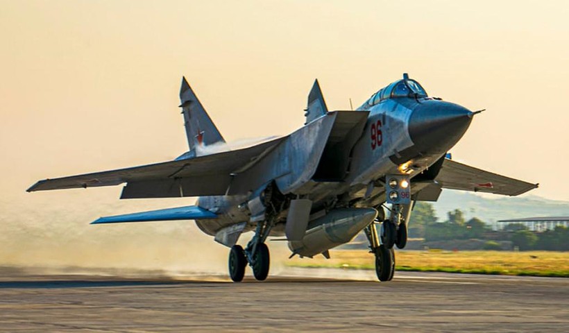 MiG-31 mang tên lửa Kinzhal (Ảnh: AP).