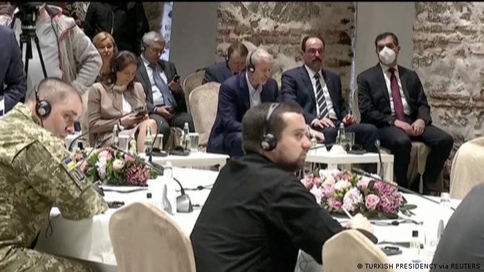 Ông Roman Abramovich (Thứ 3, phải sang, hàng đầu) có mặt tại buổi đàm phán (Ảnh: Reuters). Ông Roman Abramovich (Thứ 3, phải sang, hàng đầu) có mặt tại buổi đàm phán (Ảnh: Reuters).