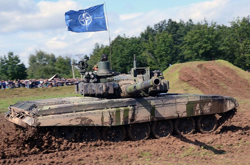 Các nước NATO sở hữu xe tăng T-72 của Liên Xô đang tiến hành chuyển giao cho Ukraine.