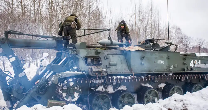 Pháo thủ dùng cần cẩu để nạp đạn từ phía sau.