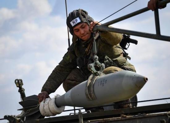 Mỗi quả đạn loại thường nặng tới 130kg.