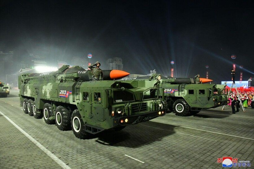 Một loại tên lửa siêu thanh xuất hiện lần đầu trong cuộc duyệt binh tối 25/4. Một loại tên lửa siêu thanh xuất hiện lần đầu trong cuộc duyệt binh tối 25/4.