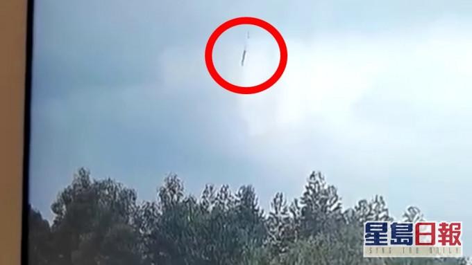 Hình ảnh chiếc máy bay rơi gần như theo chiều thẳng đứng với tốc độ rất nhanh do camera của một xe ô tô tình cờ ghi lại.