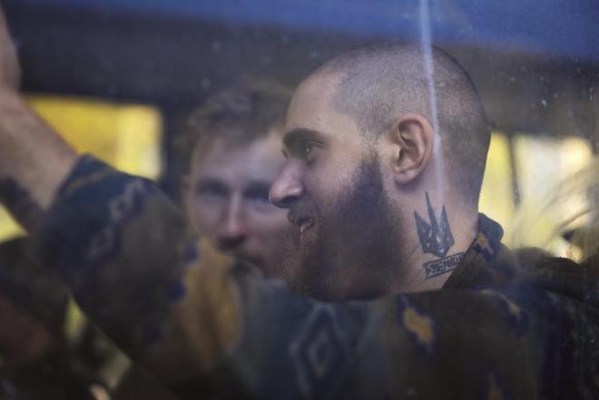 Một lính Tiểu đoàn Azov ra hàng trên xe bus. Một lính Tiểu đoàn Azov ra hàng trên xe bus.