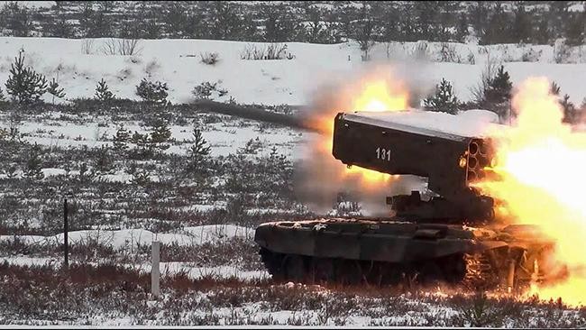 Pháo phản lực nhiệt áp TOS-1A nã đạn vào Mariupol.
