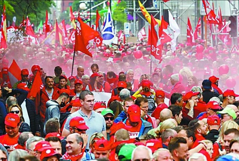 80 ngàn người biểu tình ở Brussels hôm 20/6 phản đối viện trợ vũ khí cho Ukraine (Ảnh: QQ).