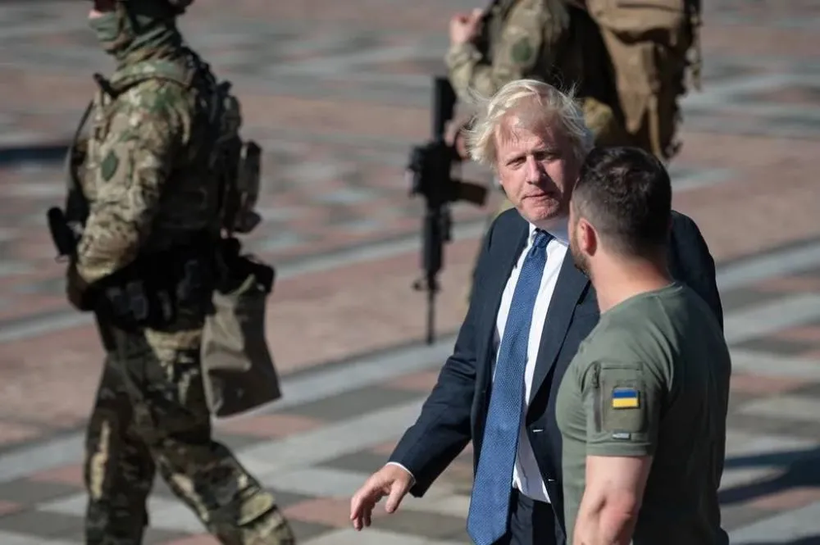 Ngày 24/8, Thủ tướng Anh Johnson tới Kiev mang theo quà tặng là 850 chiếc drone không người lái Black Hornet (Ảnh: QQ).