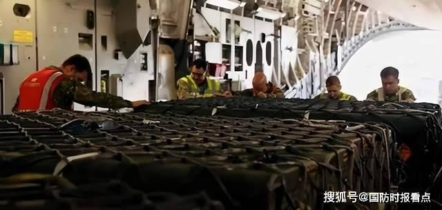 Ảnh trích video do Bộ Quốc phòng Anh công bố: các tên lửa Bimstone-2 được chuyển lên máy bay đưa tới Ukraine (Ảnh: Sohu). Ảnh trích video do Bộ Quốc phòng Anh công bố: các tên lửa Bimstone-2 được chuyển lên máy bay đưa tới Ukraine (Ảnh: Sohu).