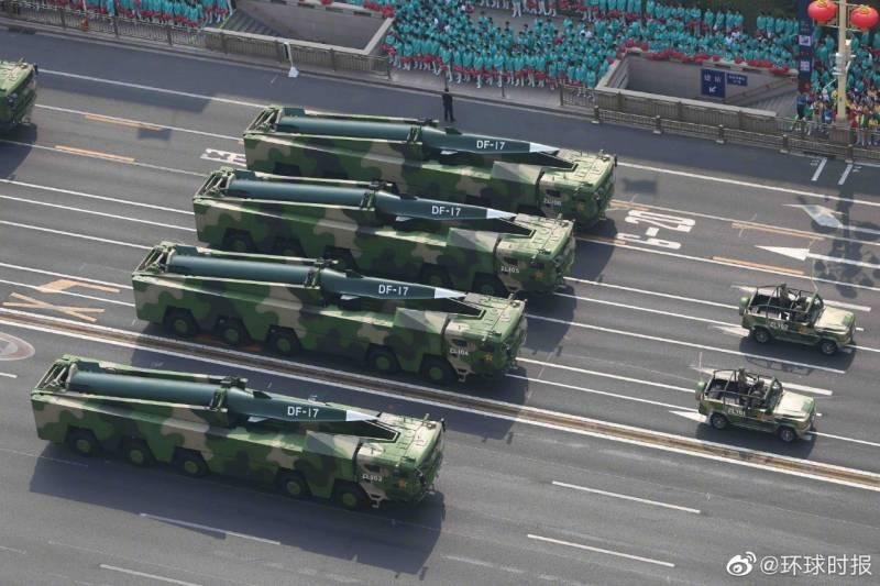 Các xe tên lửa DF-17 tham gia diễu binh năm 2019 (Ảnh: Huanqiu).