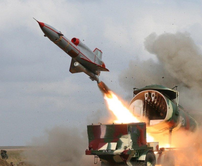 UAV Tu-143 được phóng từ bệ phóng tên lửa đất đối hạm (Ảnh: Thedrive).