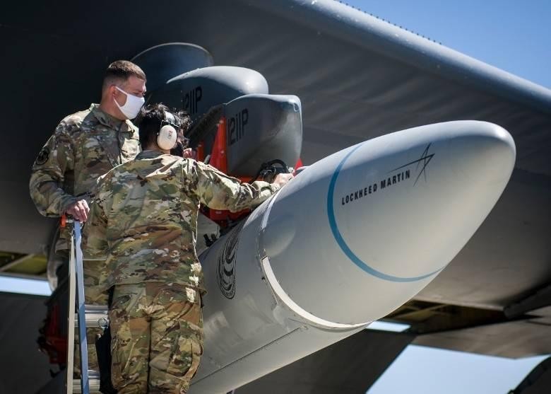 Lắp tên lửa AGM-183A lên máy bay B-52 (Ảnh: Thedrive). Lắp tên lửa AGM-183A lên máy bay B-52 (Ảnh: Thedrive).