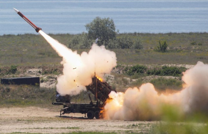 Tên lửa Patriot rời bệ phóng (Ảnh: CNN).