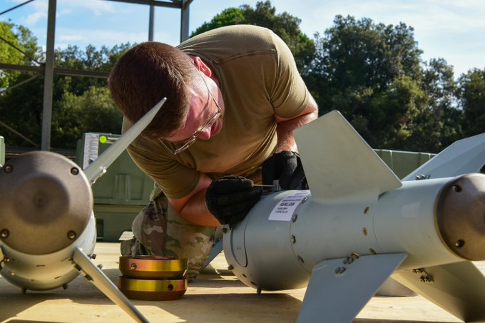 Nhân viên kỹ thuật gắn thiết bị GPS lên bom JDAM (Ảnh: Washington Post). Nhân viên kỹ thuật gắn thiết bị GPS lên bom JDAM (Ảnh: Washington Post).