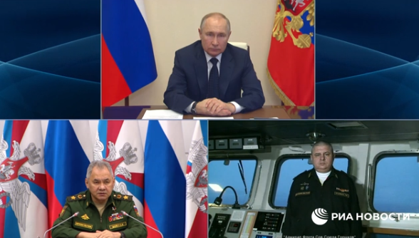 Tổng thống Nga Putin và Bộ trưởng Quốc phòng Shoigu tham dự lễ khởi hành của tàu Đô đốc Gorshkov qua cầu truyền hình (Ảnh: RIA).