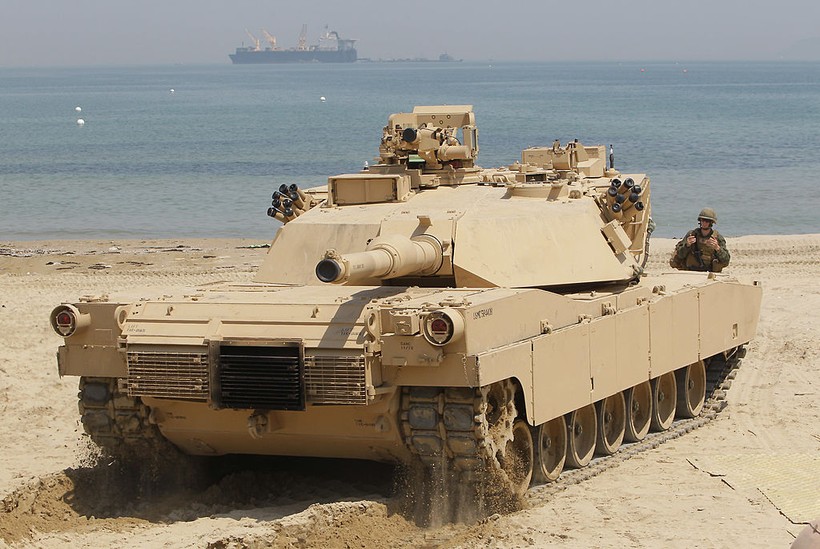 Mỹ sẽ viện trợ xe tăng chủ lực Abrams M1A1 cho Ukraine thay vì loại M1A2 như dự định (Ảnh: Sohu).