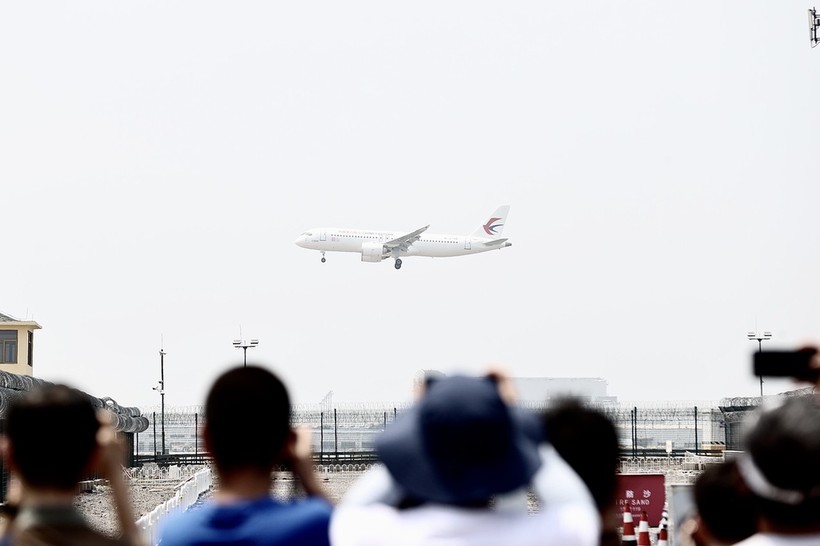 Dong dao dan chung tap trung chao mung chuyen bay.jpg