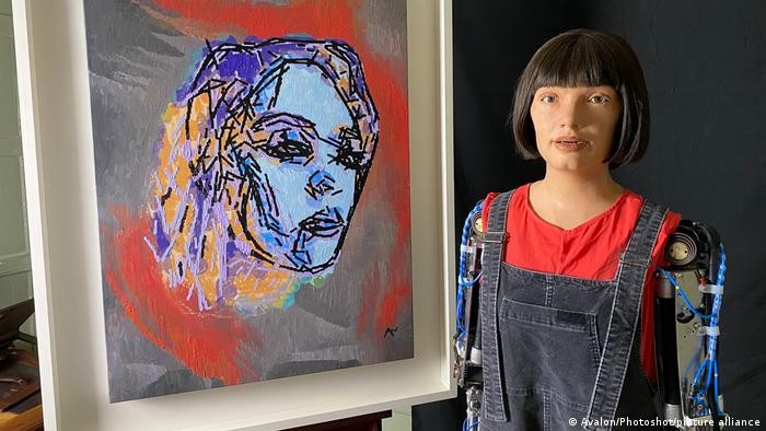 Nguoi may Ai-Da ve tranh.jpg