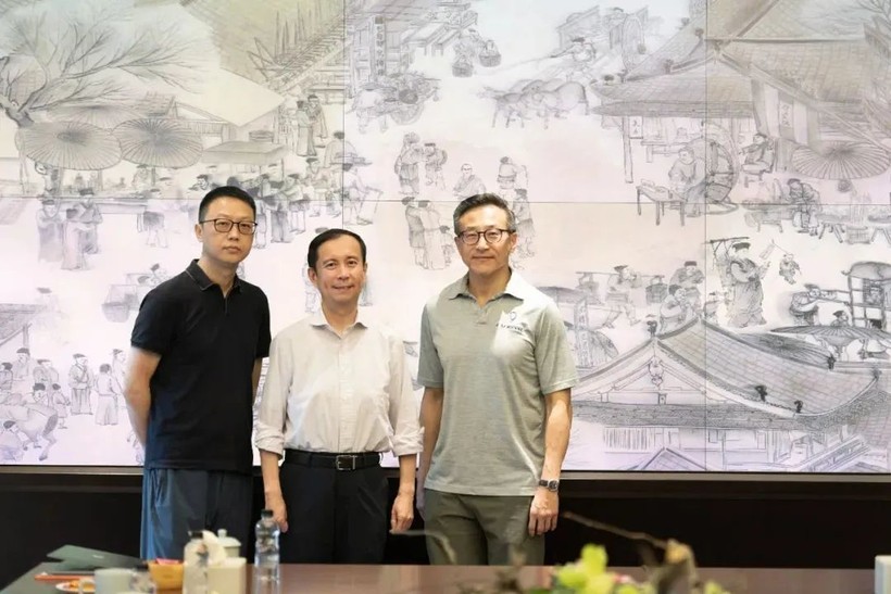 Trương Dũng (giữa) chuyển giao quyền lực cho Thái Sùng Tín (phải) và Ngô Vĩnh Minh (Ảnh: QQ) Bo ba.jpeg
