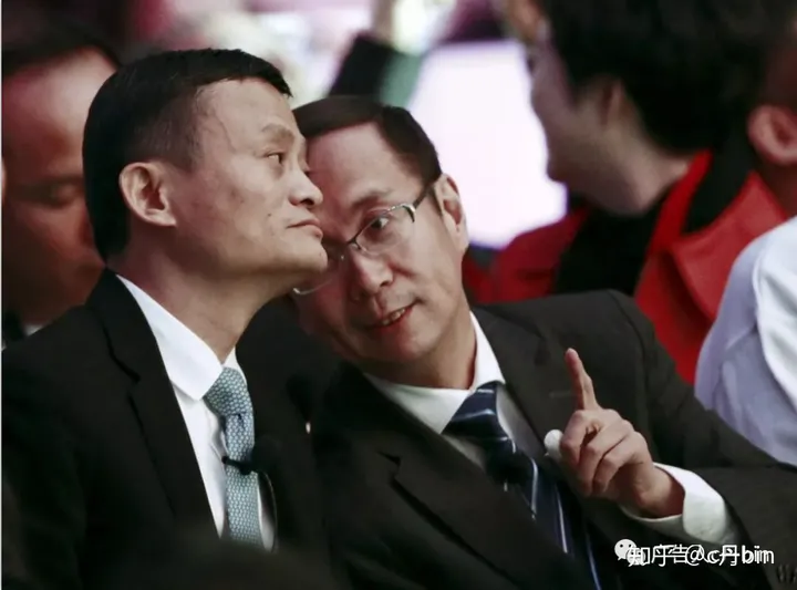 Jack Ma từng rất tin tưởng khi trao quyền cho Trương Dũng (Ảnh: QQ) Jack Ma tung rat tin tuong Truong Dung.png