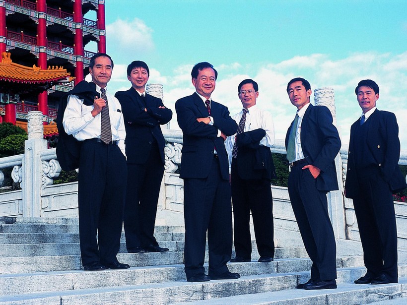 Luong Manh Tung va dong nghiep.jpg