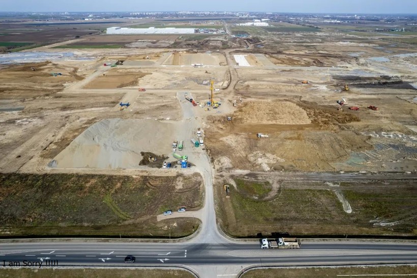 Nha may pin da khoi cong.jpg