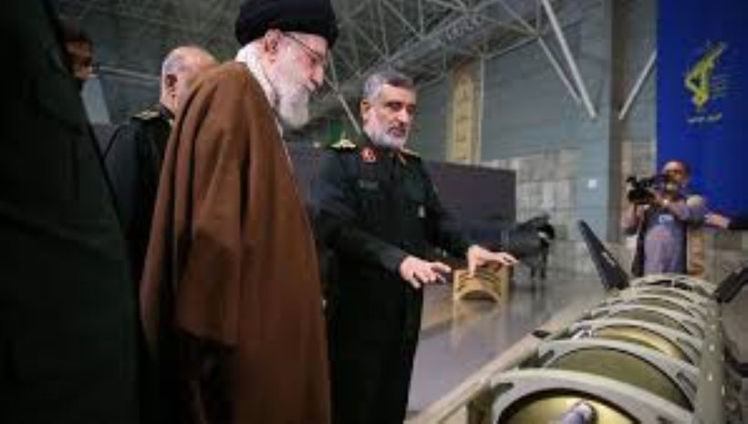 Lãnh đạo tối cao Iran thị sát việc chế tạo tên lửa (Ảnh: Sohu). Lanh dao Iran tham quan.png