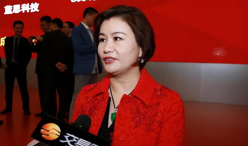 Chu Quần phi trả lời phỏng vấn của truyền thông (Ảnh: Toutiao). Tra loi phong van khi len san.jpg
