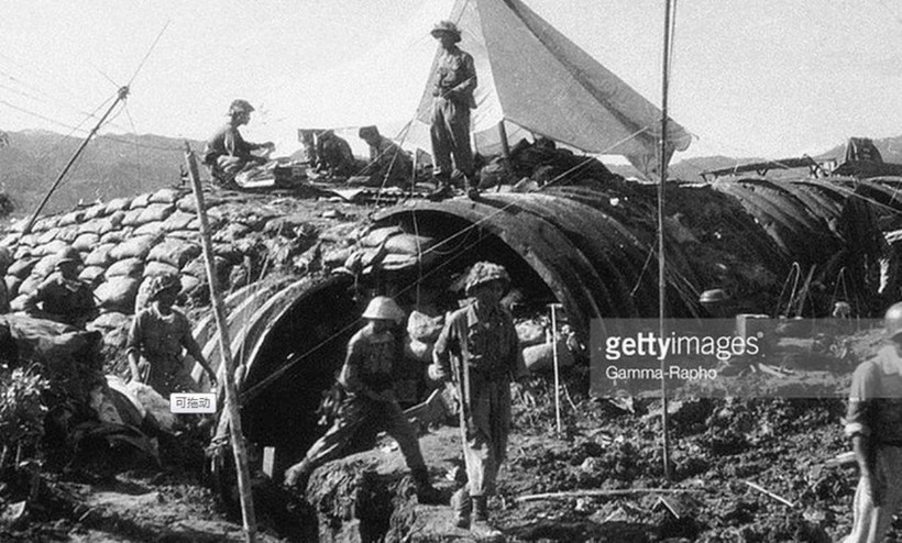 Bộ đội Việt Nam chiếm hầm chỉ huy của De Castries (Ảnh: Getty). Bo doi Viet Nam chiem so chi huy.jpeg