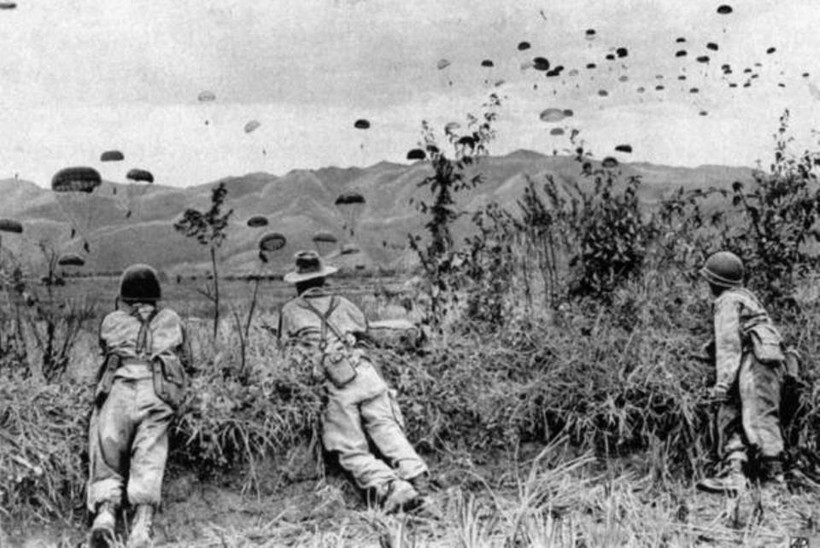 Lính Pháp nhảy dù xuống Điện Biên Phủ (Ảnh: Thepaper). Linh Phap nhay du.jpg