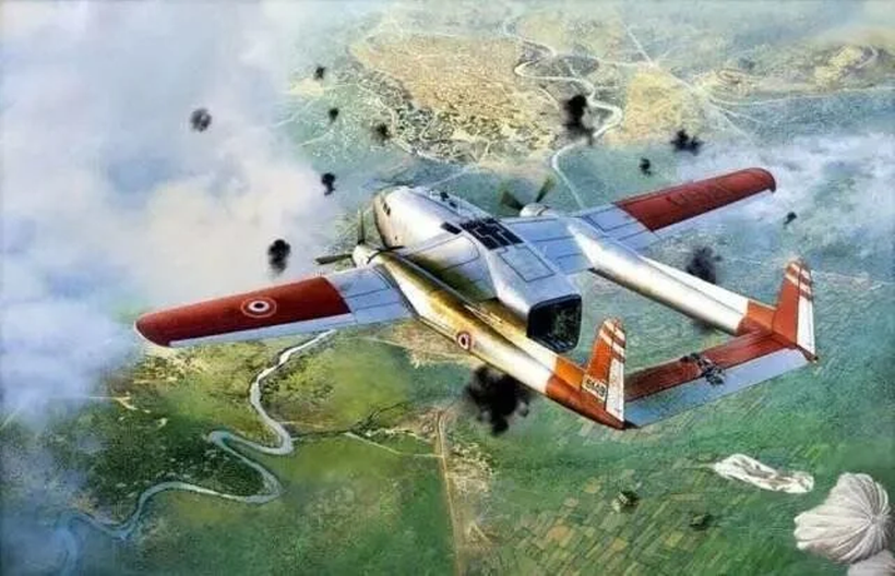 Máy bay C-119 của Mỹ sơn cờ hiệu Pháp thả dù tiếp tế cho lính Pháp (Ảnh: Sina). May bay C-119 cua My tha du.png