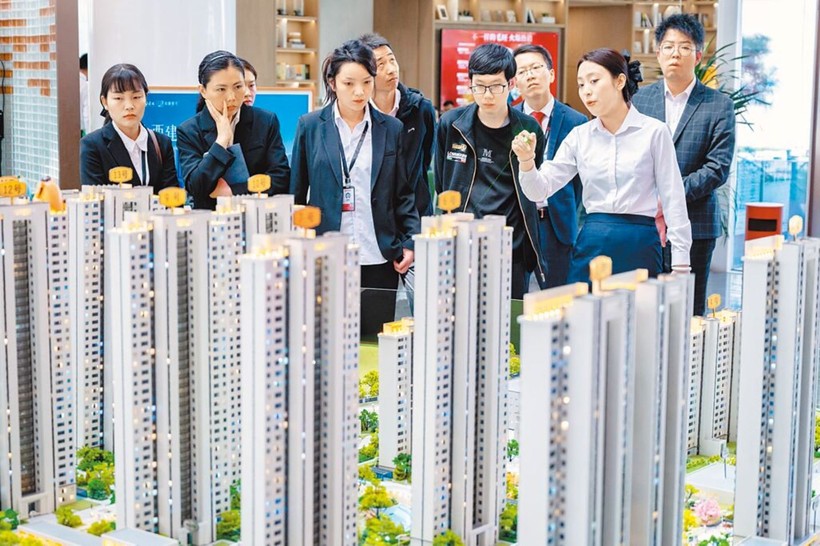 4 tháng đầu năm 2024, diện tích nhà ở thương mại bán được giảm 23,8% so với cùng kỳ năm ngoái (Ảnh: Sina). Tinh hinh ban nha rat bi quan.jpg