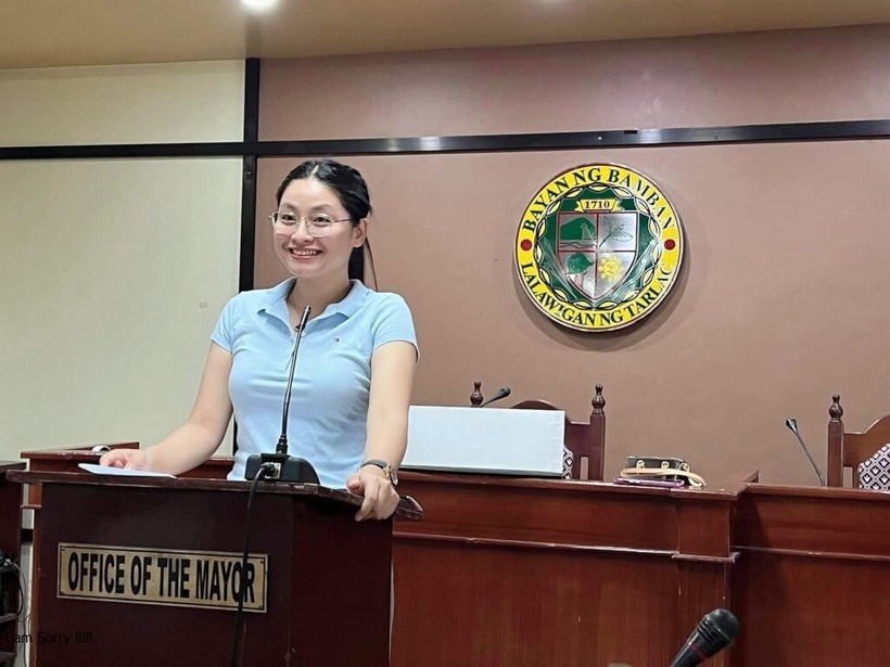 Alice Guo khi đang giữ chức Thị trưởng Bamban (Ảnh: Inquire) Alice Guo tai van phong.jpg