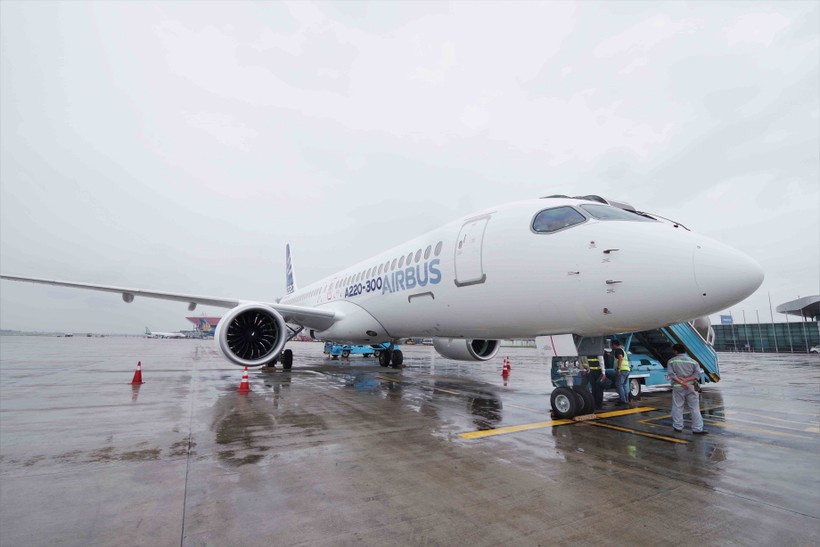 Một số máy bay dòng Airbus A220 có linh kiện làm từ titan có vấn đề. Airbus A220.jpg