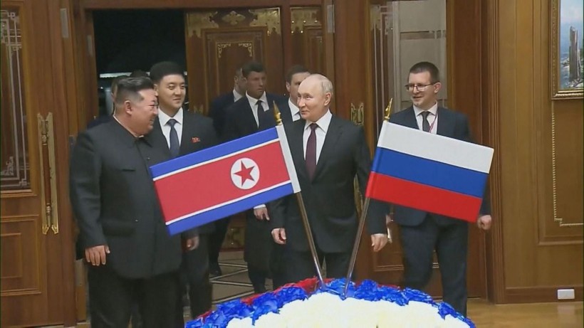 Nhà lãnh đạo Kim Jung-un đón Tổng thống Putin tại dinh thự sáng 19/6 (Ảnh: Dongfang). Kim Jong-un don Putin.jpg