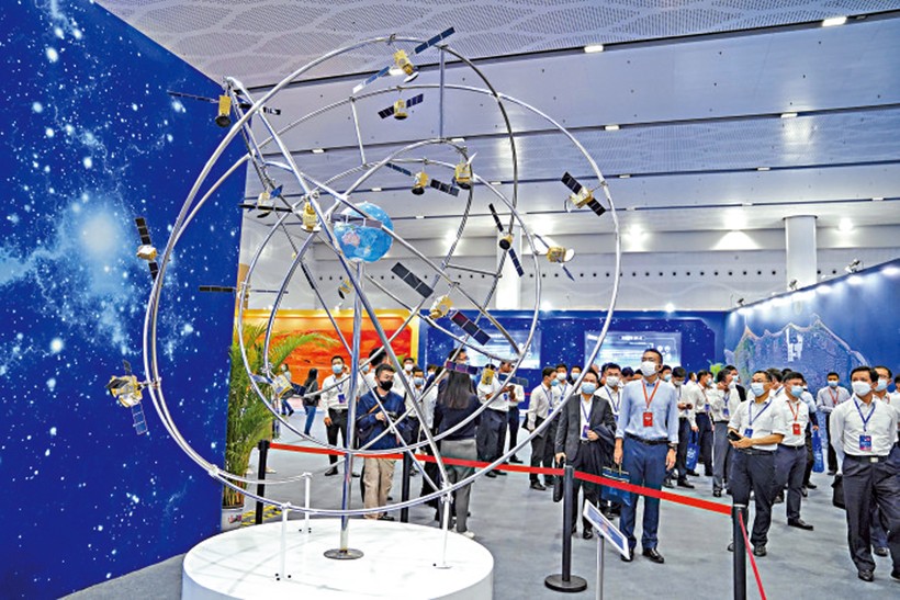 Mô hình hệ thống các vệ tinh phục vụ cho hệ thống định vị dẫn đường "Beidou" của Trung Quốc (Ảnh: TKWW). Mo hinh he thong ve tinh thuoc du an Beidou.jpg