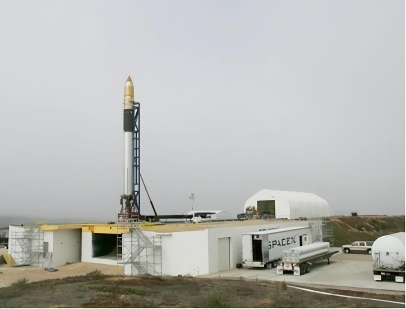 Tên lửa mang vệ tinh của SpaceX chuẩn bị phóng (Ảnh: Toutiao). Ten lua cua SpaceX.jpg