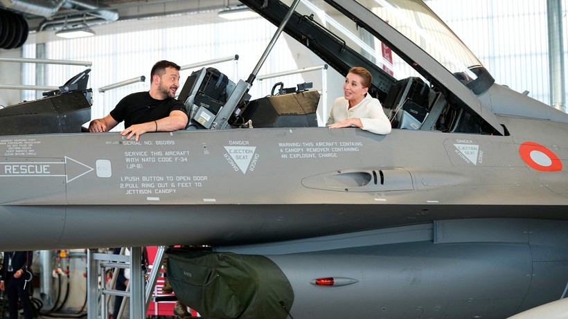 Tổng thống Ukraine Zelensky ngồi thử trên buồng lái chiến cơ F-16 (Ảnh: NYT). F-16 va Zelenski.jpg